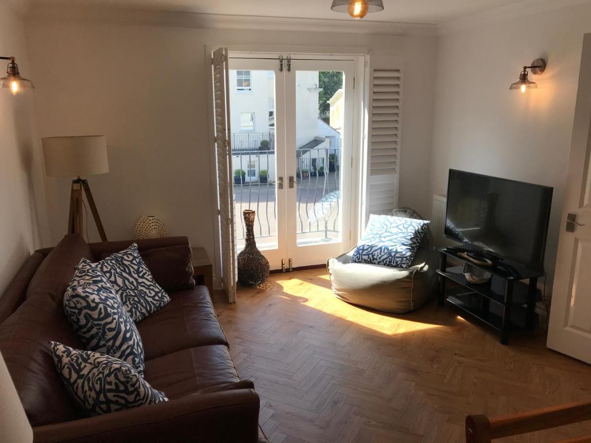 The Beach House Holiday Apartments Eastbourne Exteriör bild