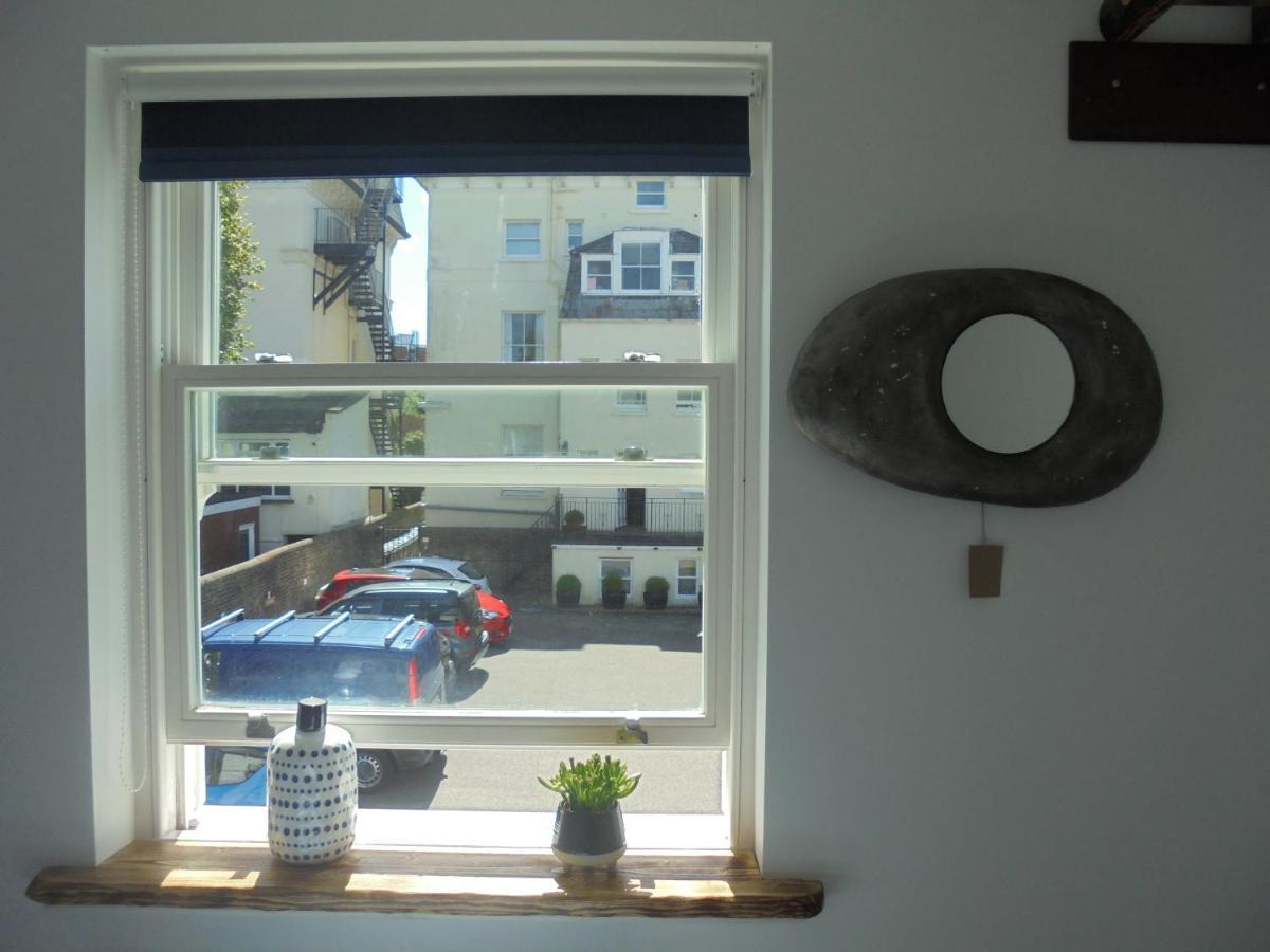 The Beach House Holiday Apartments Eastbourne Exteriör bild