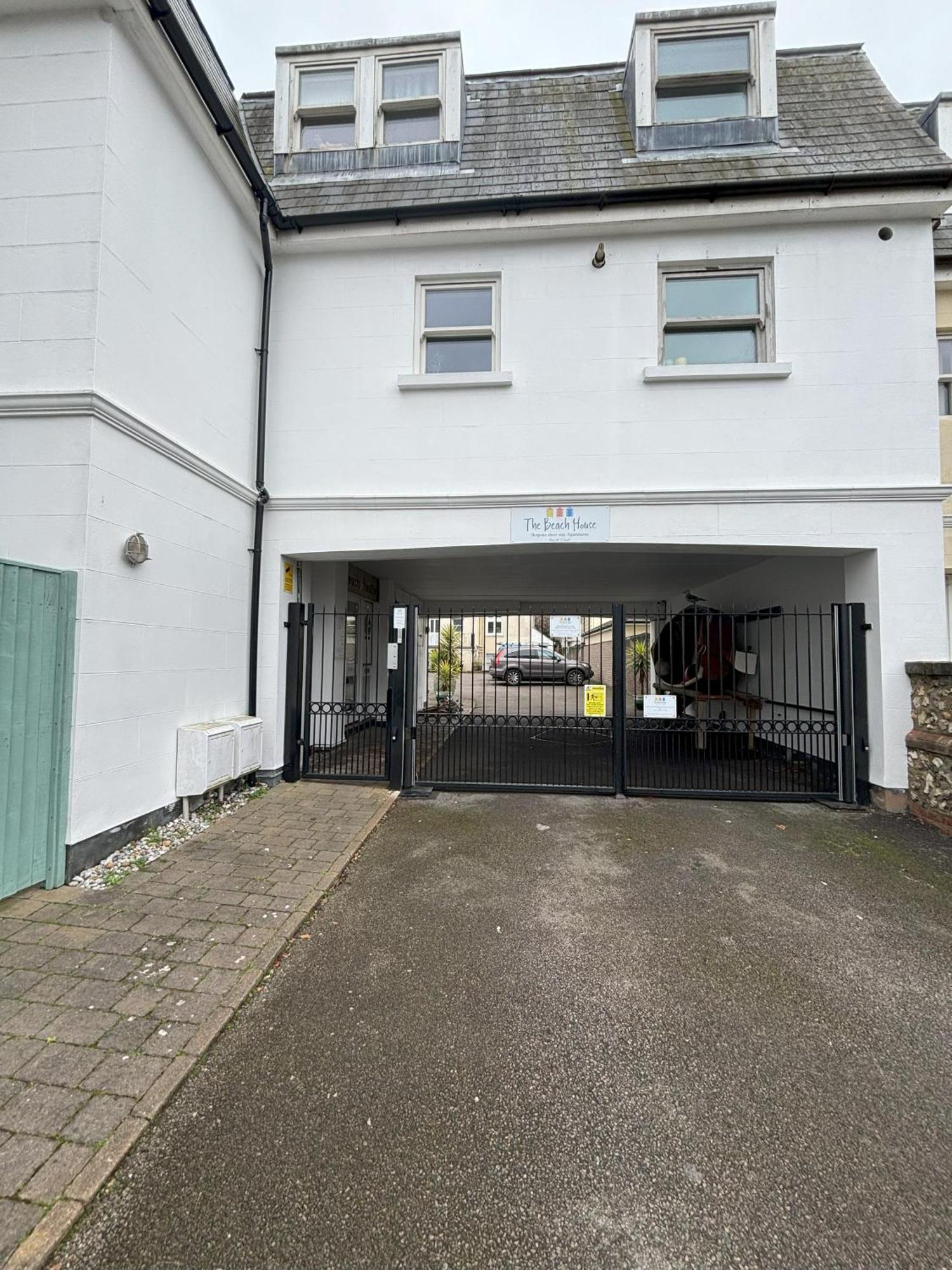 The Beach House Holiday Apartments Eastbourne Exteriör bild