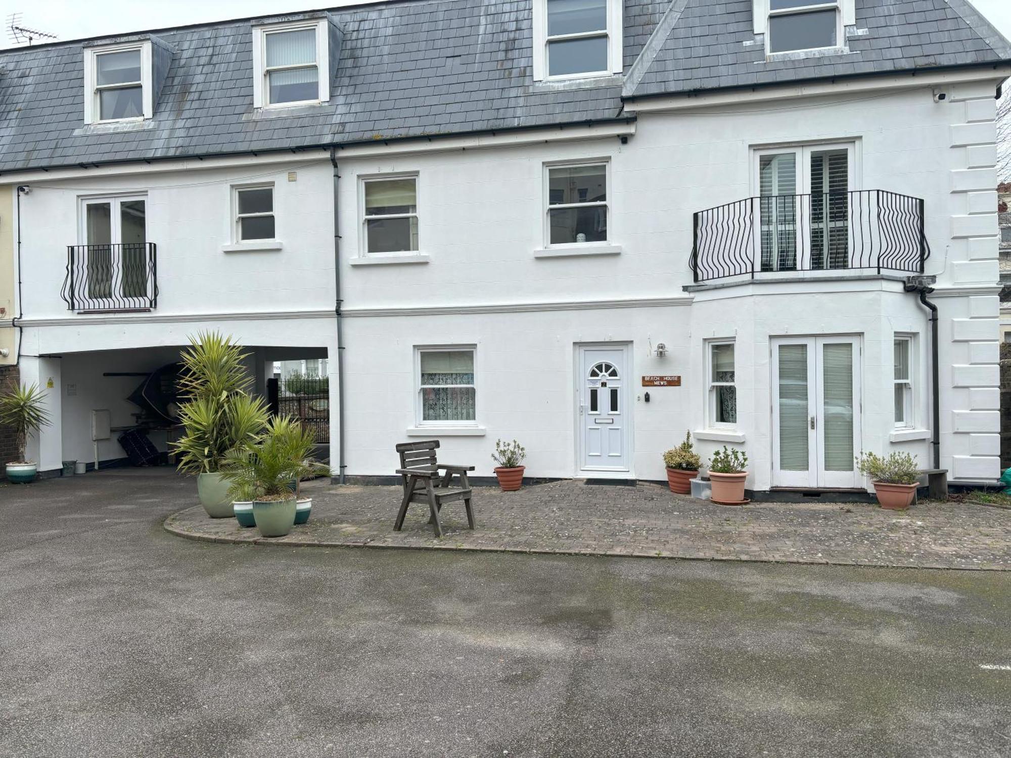 The Beach House Holiday Apartments Eastbourne Exteriör bild