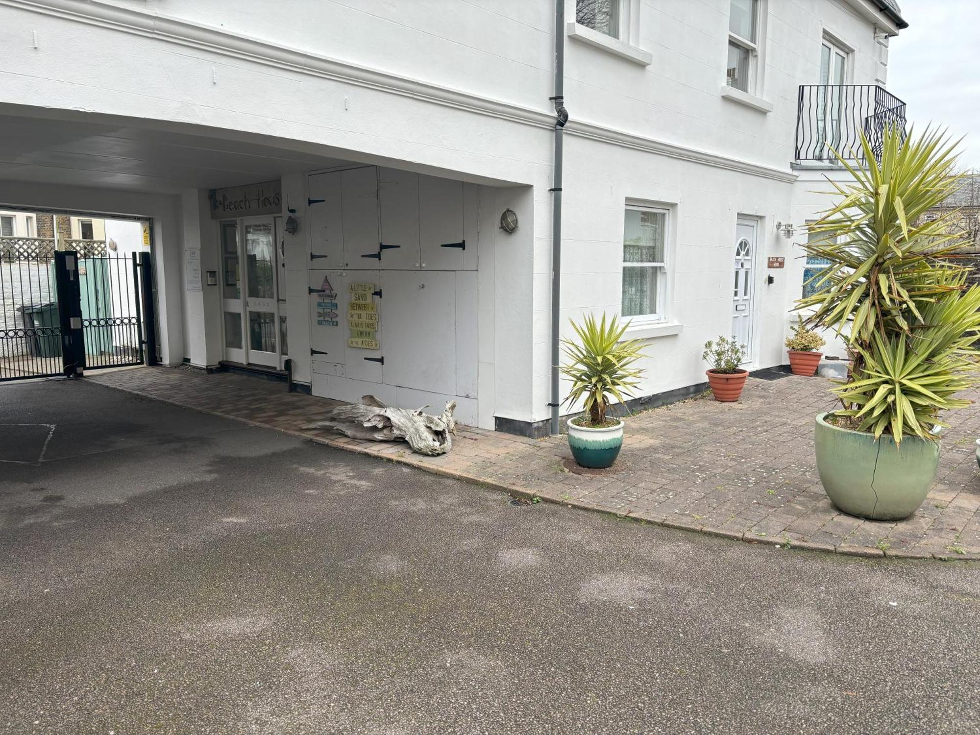 The Beach House Holiday Apartments Eastbourne Exteriör bild